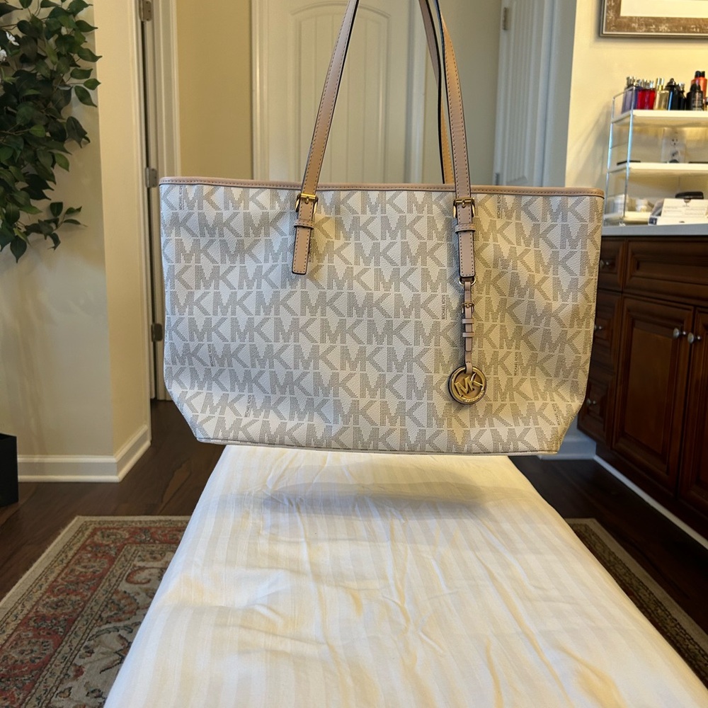 💼 Michael Kors Designer Bag – Monogram Beige. Retails for $300